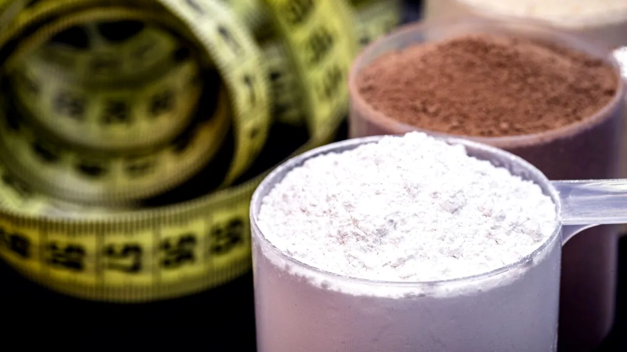 Amino acid supplement for sports use creatine in a measuring spoon hmb bcaa amino acid or powdered vitamin. sports nutrition concept 