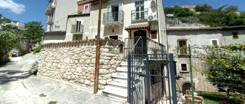 CASA de vis cu 3 camere, două terase și curte la doar 49.000 de €. Noii proprietari vor locui într-un oraș istoric între munte și plajele Adriaticii