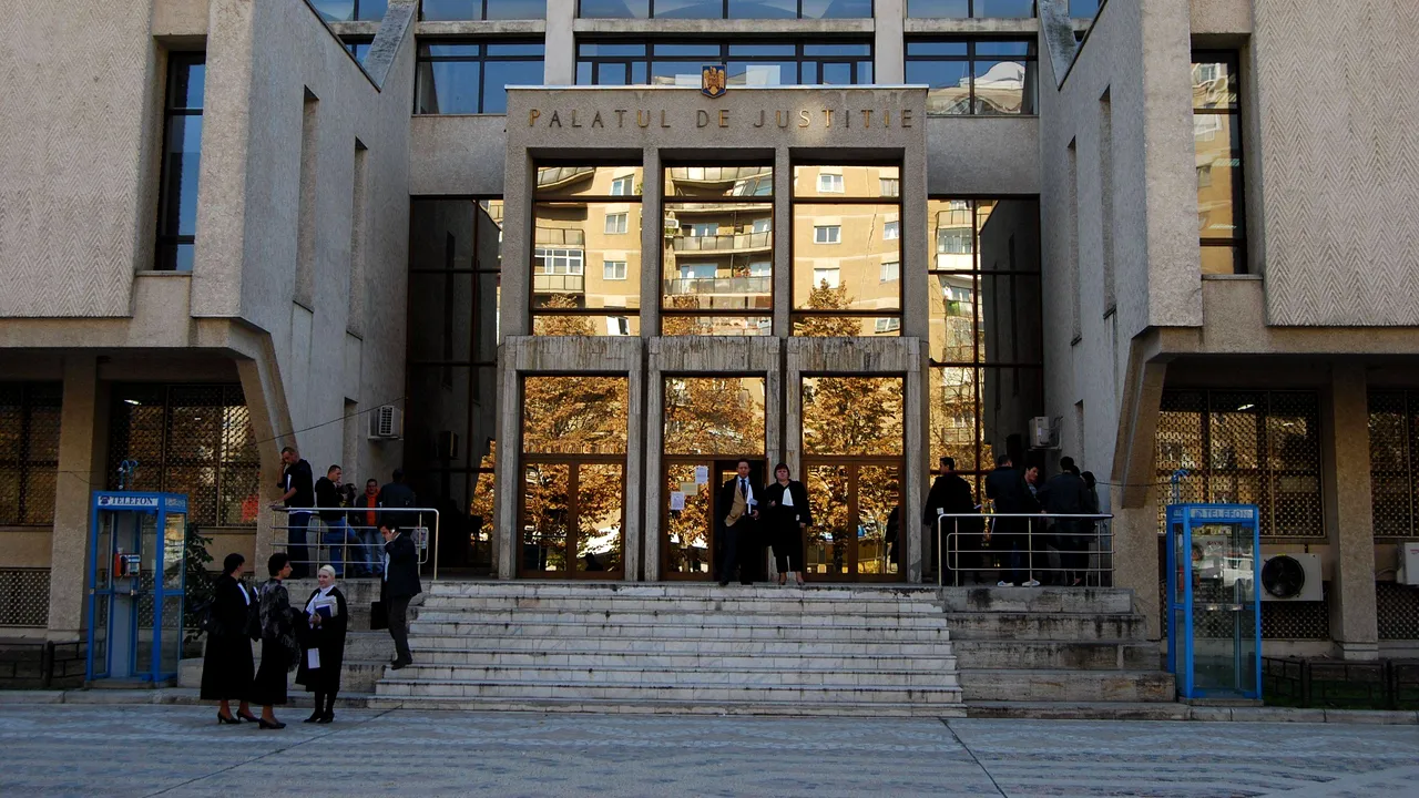 Documente cu date personale ale celor implicați în procese, găsite la gunoi, lângă Judecătoria Iași