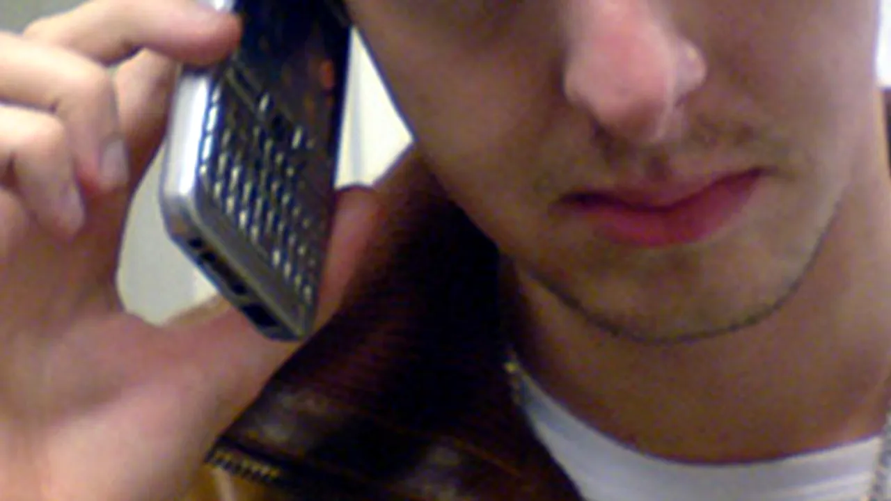 STUDIU. Folosirea smartphone-urilor determină lăsarea obrajilor și apariția ridurilor