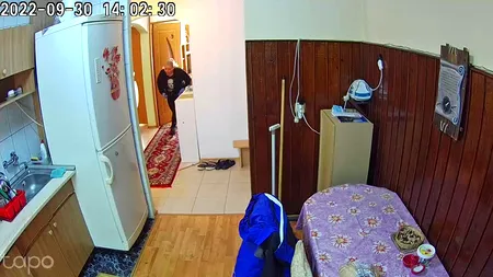 VIDEO | Un vârstnic a fost jefuit de câțiva indivizi care s-au dat drept angajați la o firmă de gaze. Au fost filmați când furau banii din casa bătrânului