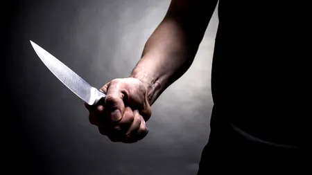 Jandarm ucis și două persoane în stare gravă la spital după ce au fost înjunghiați de un individ cu un cuțit. Agresorul a încercat să se sinucidă