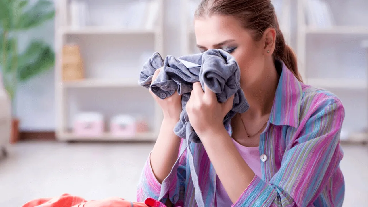 Cum scăpăm de mirosul chimic al hainelor noi. Trucurile probate deja de gospodine