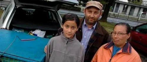 O familie din România locuiește în propria mașină în Franța, în apropierea școlii copiilor