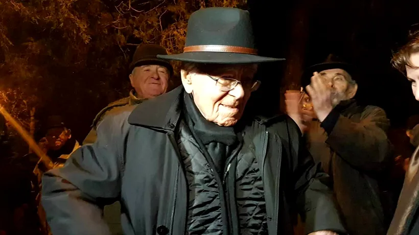 Filozoful Mihai Șora, la 101 ani, alături de protestatarii din Alba Iulia. Mesaj pentru guvernanți: Am ajunge să ne conducă hoții și ticăloșii
