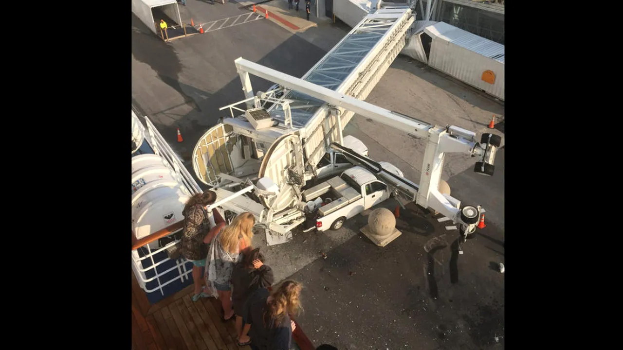 Un vas de croazieră a doborât o pasarelă peste mai multe mașini în SUA
