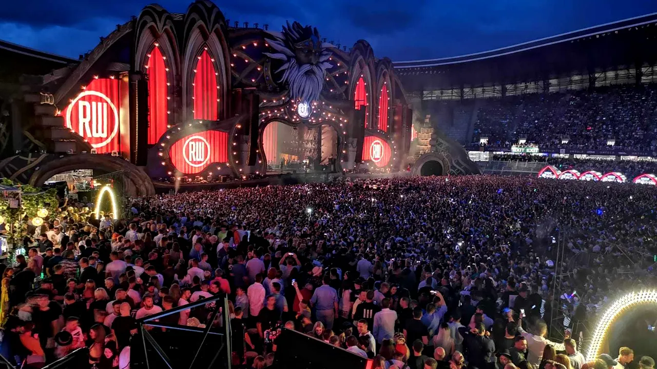 Untold 2019 | Robbie Williams, duet cu tatăl său pe scena festivalului. Ce gest a făcut artistul pentru public - FOTO