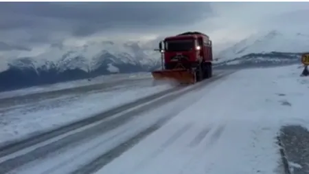 Un nou strat de zăpadă la Rânca, în apropierea Paștelui. Utilajele curăță drumul