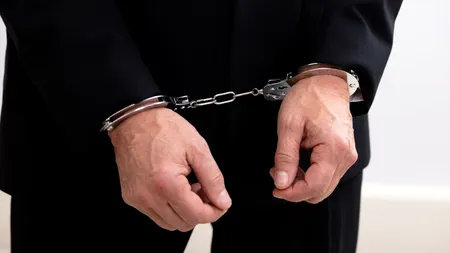 Un actor este acuzat că și-ar fi UCIS un admirator, iar crima seamănă cu scenariul unui film în care jucase. Alte 16 persoane, arestate în acest caz