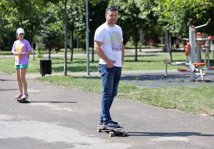 FOTO | Primul pumptrack din București. Copiii și adulții au la dispoziție o pistă de 42 de metri pe care să se plimbe cu bicicletele, rolele sau skateboard-urile / Sursa foto: Alexandra Pandrea (GÂNDUL)