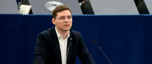 VIDEO | Victor Negrescu cere intervenția Comisiei Europene în cazul pliantelor AUR. „Un partid extremist politizează educația”