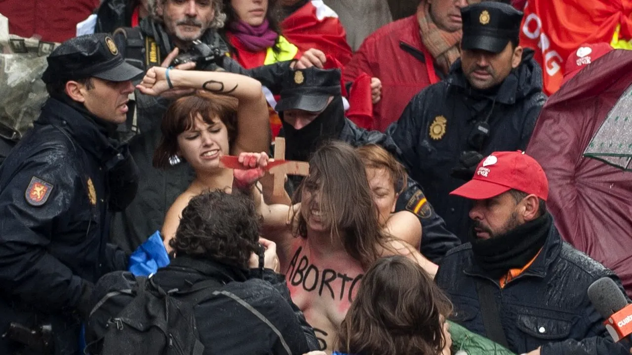 ONU condamnă legile avortului din Irlanda: Le supun pe femei unui tratament „crud, inuman și degradant