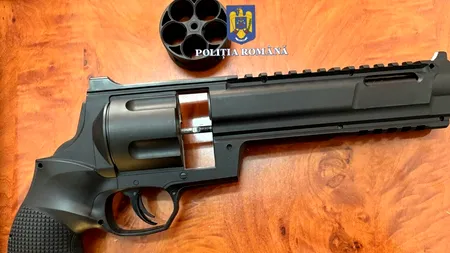 Doi tineri de 17 ani au tâlhărit o vânzătoare. Aceștia au purtat CAGULE și au amenințat-o cu arma / Ce i-au furat