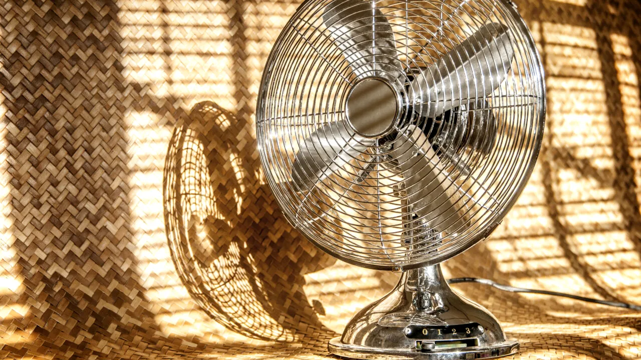 Nici înspre pat, nici lângă canapea: experții în sisteme de climatizare explică unde să amplasezi ventilatorul pentru a răci casa eficient