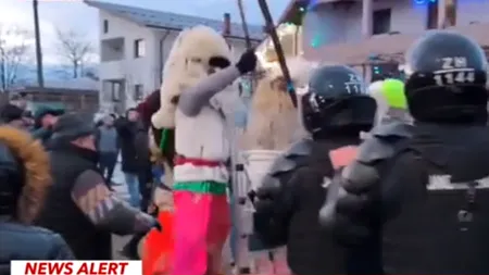 Localnici mascați și înarmați cu bâte s-au îmbrâncit cu jandarmii la Ruginoasa. Forțele de ordine au dat cu spray lacrimogen