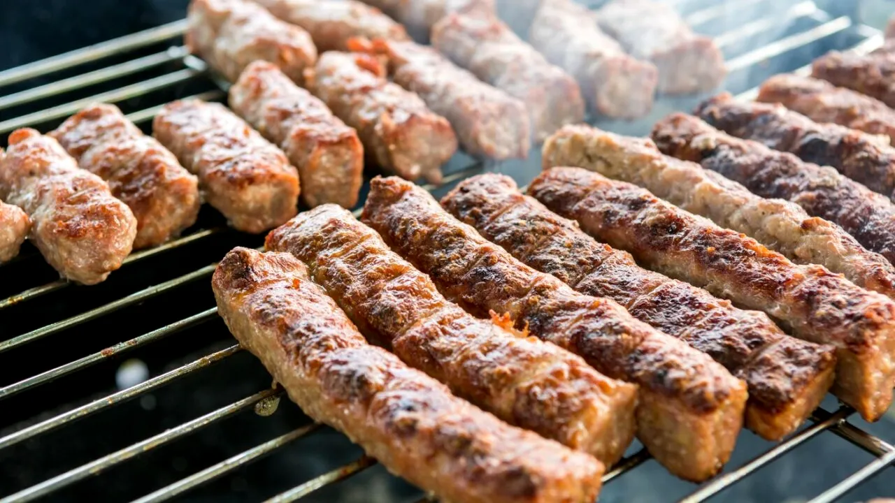 Cum se curăță GRĂTARUL rapid și eficient. Trucuri cu ingrediente din bucătărie care îndepărtează arsura și grăsimea