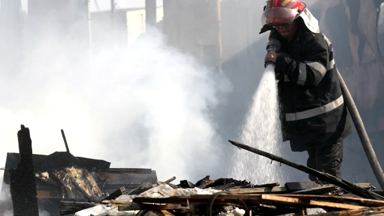 Incendiu lângă podul Grant din Capitală, trei vagoane dezafectate au fost cuprinse de flăcări