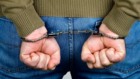 Un polițist și un pompier din Iași, care au întreținut relații sexuale cu fete de 12 și 13 ani, au fost REȚINUȚI