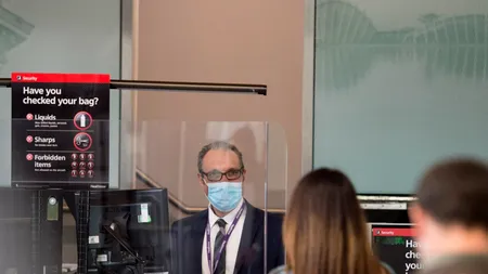 Metoda prin care unii pasageri de pe Aeroportul Heathrow din Londra încearcă să scape de cozile de la îmbarcare. Totul ar fi plecat de la un clip postat pe TikTok