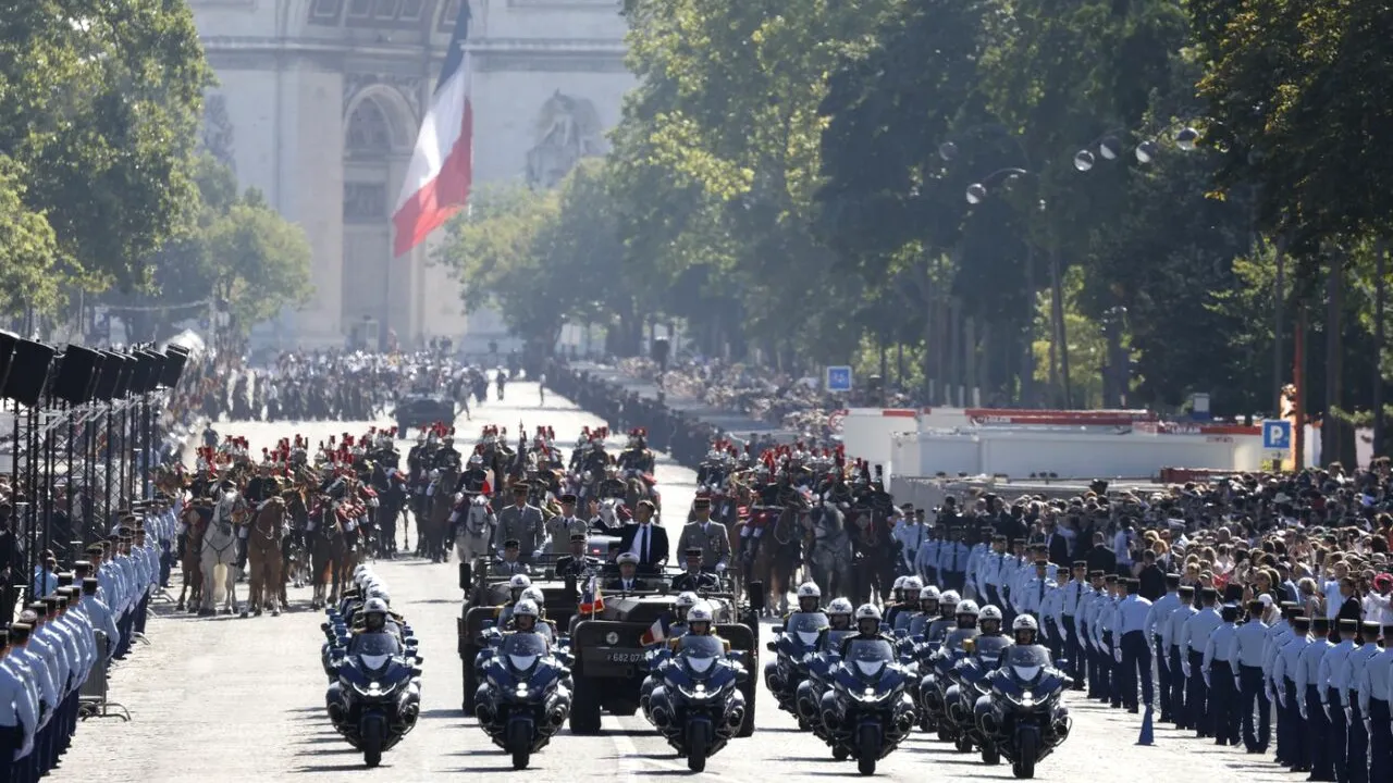 Macron aduce TORȚA OLIMPICĂ la parada de Ziua Națională a Franței, pentru a readuce speranța în inimile francezilor