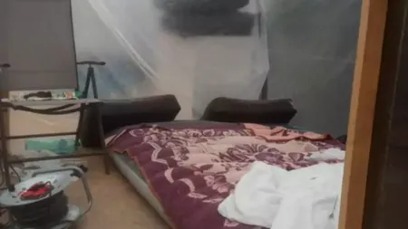 Coșmarul azilelor groazei continuă! Zeci de bătrâni dintr-un cămin din Voluntari, ținuți în sere. Proprietar: ”Erau doar pe holuri, puțin înghesuiți”