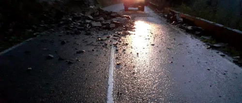 Circulație blocată pe DN67C, în județul Alba, în urma unei alunecări de teren. Un utilaj a fost avariat