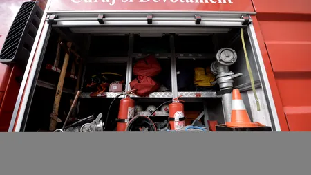 Un copil de 3 ani și bunicul său au fost salvați de pompieri după ce au căzut într-o fântână de 10 metri