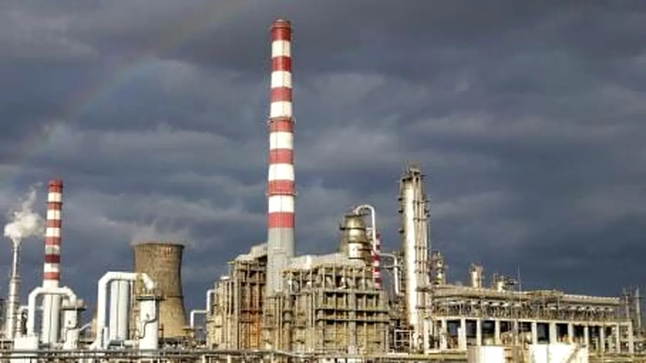 Petrotel Lukoil confirmă decizia de intrare în insolvență, însă asigură că va continua activitatea și va proteja locurile de muncă