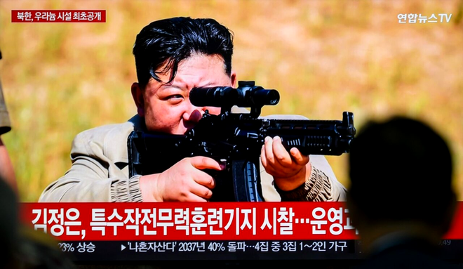 Kim Jong Un inspectează baza de antrenament a forțelor de operațiuni speciale ale armatei. Sursa Foto: Profimedia 