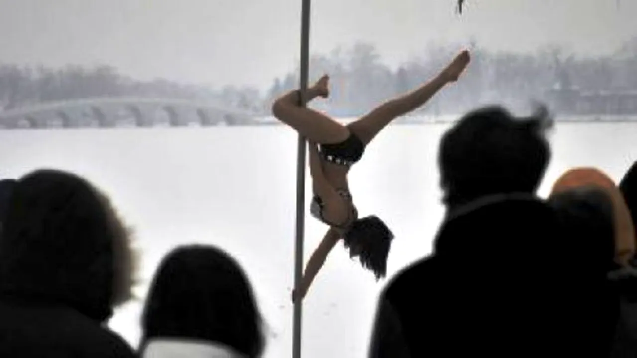 FOTO. În ce condiții vitrege au performat dansatoarele la bară din China