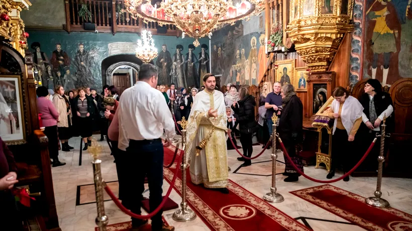 REGULI NOI. Patriarhia a anunțat cum pot intra credincioșii în biserici: măști obligatorii, dezinfectarea mâinilor la intrare, distanțare de 2 metri