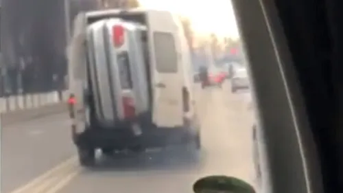 Improvizație periculoasă | Mașină „îndesată într-o dubă și transportată așa pe străzile din Rădăuți - VIDEO 