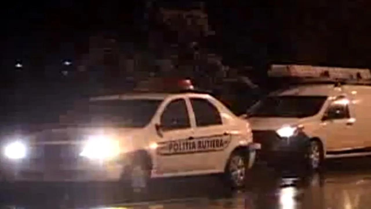 Un tânăr a provocat un accident rutier în Pitești și a fugit de la locul faptei. Polițiștii au fost uimiți când au descoperit cine era proprietarul mașinii de lux
