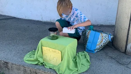 Câți lei câștigă zilnic Matei, elevul de clasa a 5-a care vinde LIMONADĂ în Piața Cipariu din Cluj-Napoca