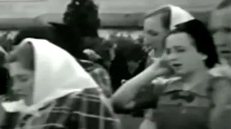 Un filmuleț din anul 1937 dovedește că există „călătoria în timp”?! Conspiraționiștii susțin că femeia din imagine vorbește la un telefon mobil