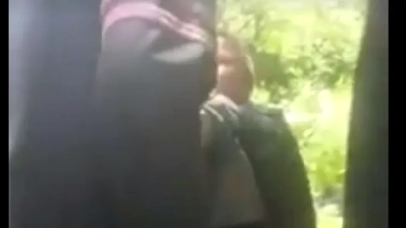 Un bărbat din Mehedinți dă de pământ cu un copil de doar 7 ani care s-ar fi certat cu fiul lui. Dosar penal pentru agresorul care a fugit de polițiști. VIDEO