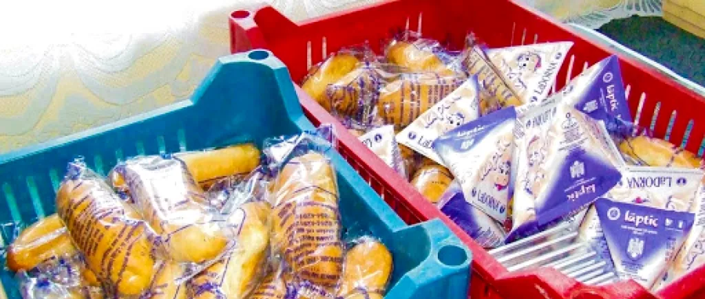 Elevii din Bistrița-Năsăud primesc mâncare expirată! Protecţia Consumatorilor anchetează livrarea cornurilor mucegăite în școli