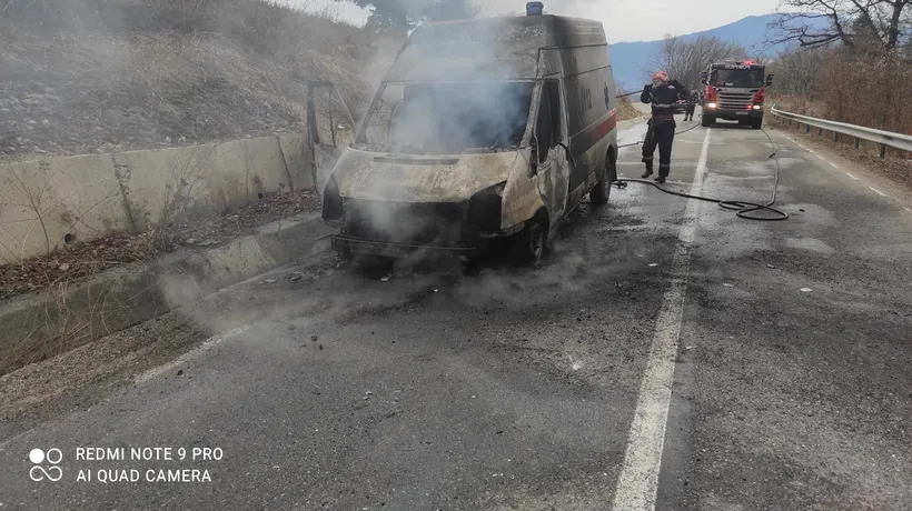 FOTO | Au început să ia foc și ambulanțele. De ce a ars în mers o salvare de la SAJ Neamț