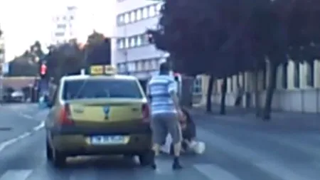 ȘOCANT. Se întâmplă ziua pe o stradă din Timișoara. Femeia este pusă la pământ și tot ce se întâmplă apoi se vede în aceste IMAGINI