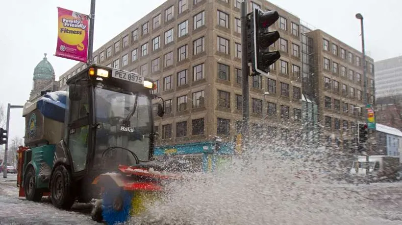 Transporturi perturbate și școli închise în Marea Britanie, din cauza unor inundații și ninsorii