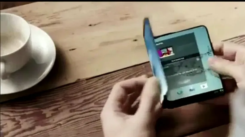 Mobilul va putea fi îndoit ca o carte. Samsung va lansa un smartphone cu display flexibil