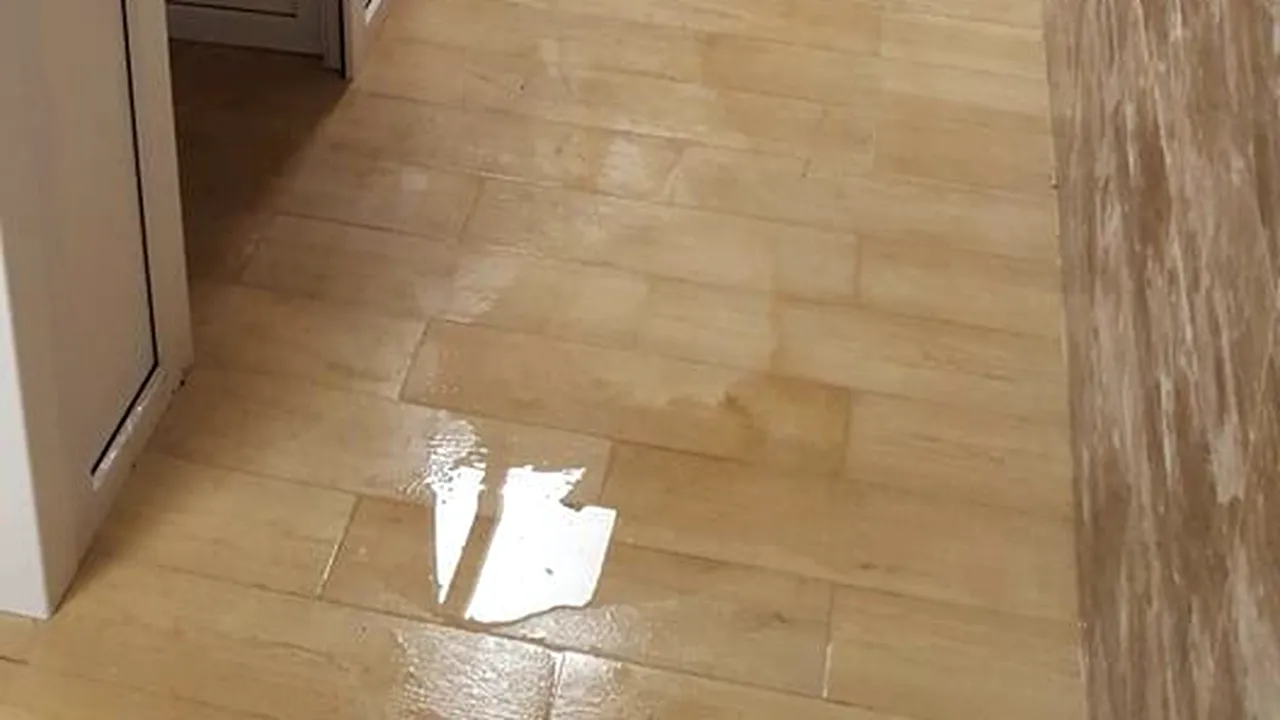 Toaleta publică de 120.000 de euro, inundată în urma ploilor. Edilul din Huedin: „S-a remediat problema. Nu a avut loc recepția finală