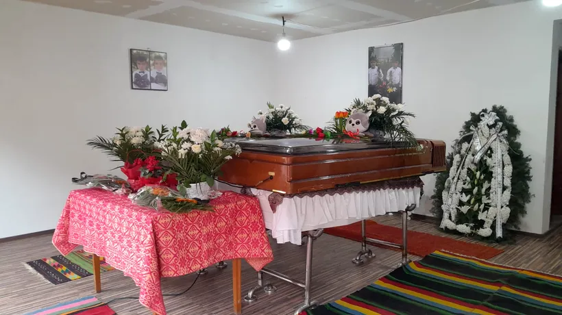 SFÂȘIETOR! Gemenii de 10 ani din Dolj care au murit intoxicați cu monoxid de carbon sunt înmormântați azi