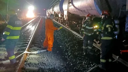 Intervenţia pompierilor, într-o gară din Mureș, FINALIZATĂ după aproape șase ore. Scurgeri de carburant dintr-un vagon cisternă al unui tren de marfă