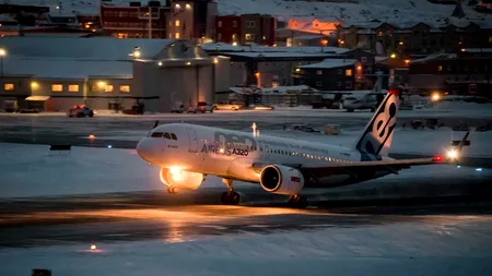 Motivul neștiut pentru care luminile unui avion trebuie reduse la decolare și aterizare, dezvăluit de un pilot