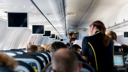 Adevăratul motiv pentru care stewardesele cer ca telefonul să fie închis pe timpul zborului