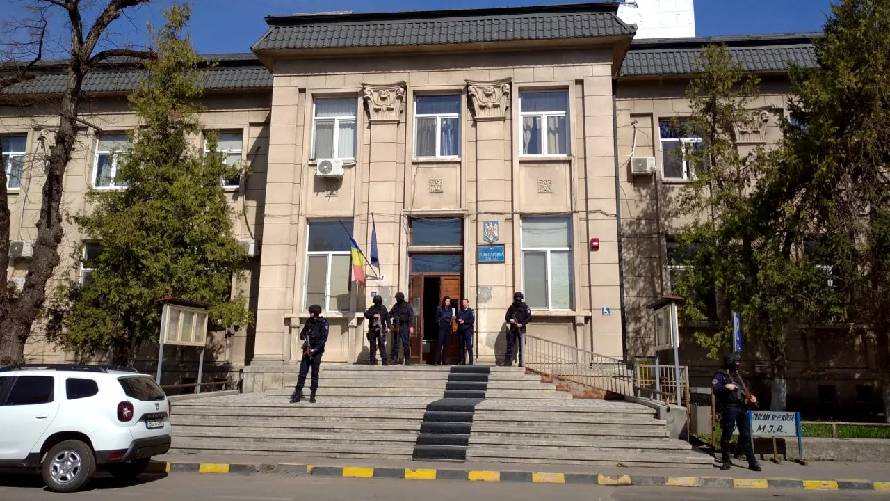 Ameninţare cu bombă la Bacău. Tribunalul şi judecătoria au fost evacuate. Pirotehniștii cercetează zona   