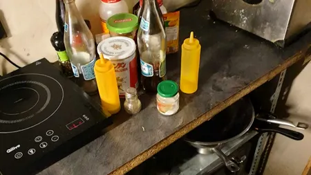 Descoperire șocantă într-un restaurant din Brașov: Produse expirate de 2 ani, pește și ouă despre care nu se știe de unde vin - VIDEO