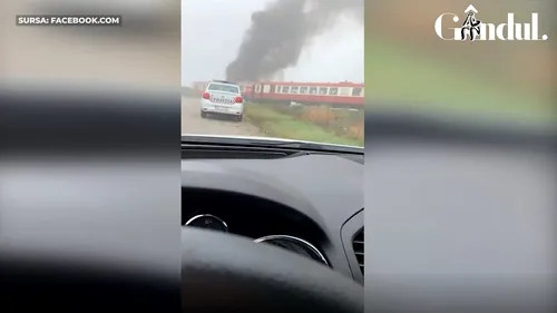 GÂNDUL LIVE. TIR în flăcări, după ce a fost lovit de tren în județul Timiș