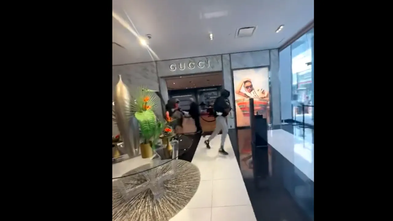 VIDEO | Cum se fură dintr-un magazin GUCCI? În gașcă și în pas alergător